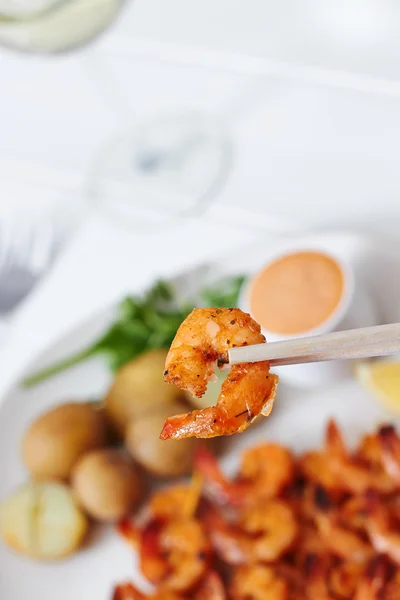 Grilled shrimp on skewer with potatoes and sauce — Stock Photo, Image