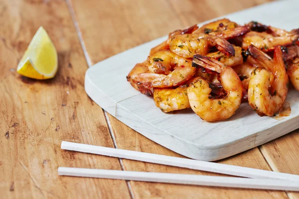 Grilled shrimps on wooden board — Stock Photo, Image