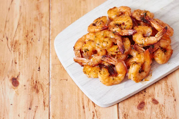 Grilled shrimps on wooden board — Stock Photo, Image