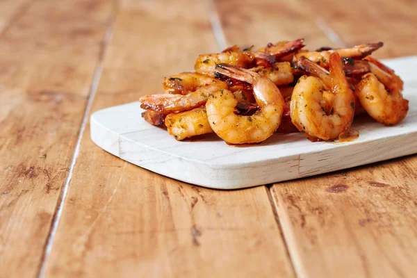 Grilled shrimps on wooden board — Stock Photo, Image