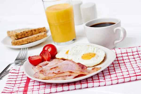 달걀 프라이, 베이컨, 오렌지 주스와 함께 아침 식사 — 스톡 사진