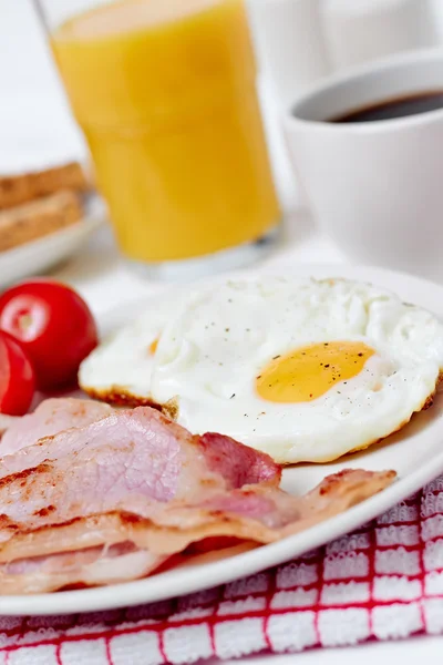Breakfast with fried eggs, bacon, orange juice — Stock Photo, Image