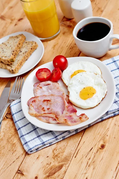 Breakfast with fried eggs, bacon, orange juice — Stock Photo, Image