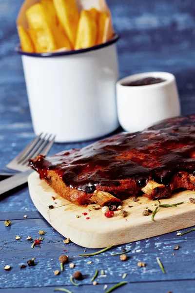 Barbecue ribs med pommes på bordet — Stockfoto