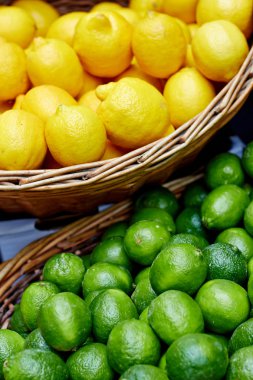 limon ve limes ile meyve göstermek