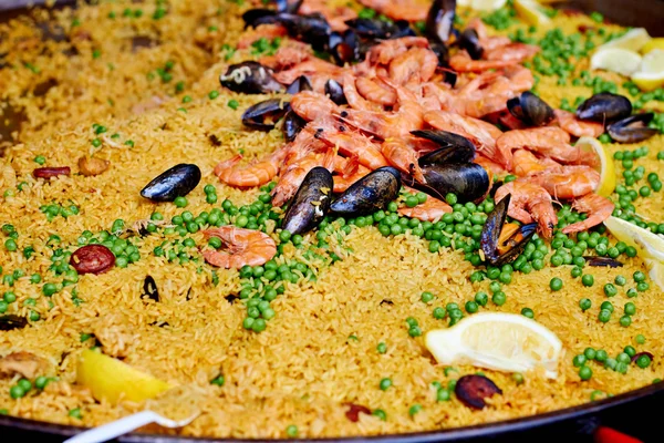 Paella mit gebratenem Reis und Garnelen aus nächster Nähe. — Stockfoto
