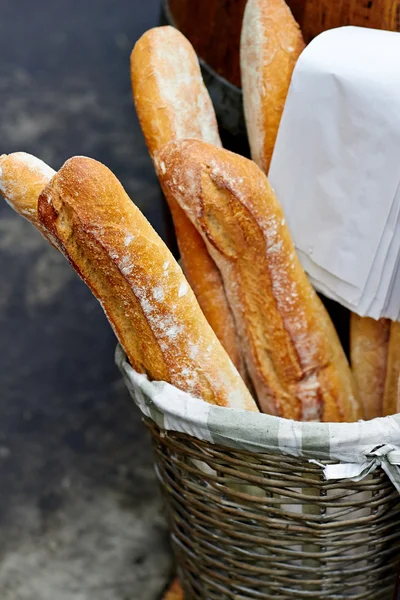 Baguettes frescos en una panadería —  Fotos de Stock