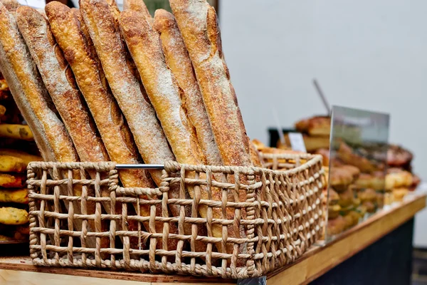 Baguettes frescos en una panadería —  Fotos de Stock