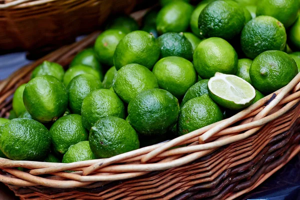 Du citron vert frais exposé au marché . — Photo