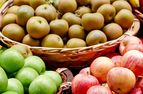 Pommes fraîches dans des paniers exposés — Photo