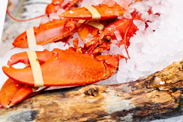 Gamberi di granchio freschi in un mercato di frutti di mare — Foto Stock