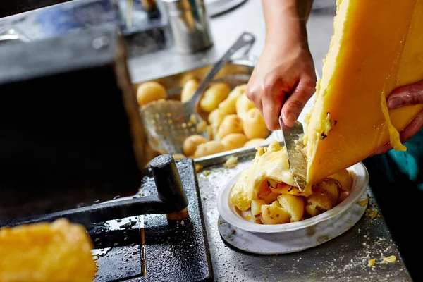 Fried potatoes topped with cheese — Stock Photo, Image