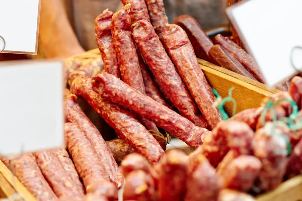 Сосиски с колбасой из колбасы на рынке — стоковое фото