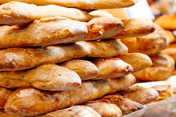 Bröd och bullar på nära håll. — Stockfoto