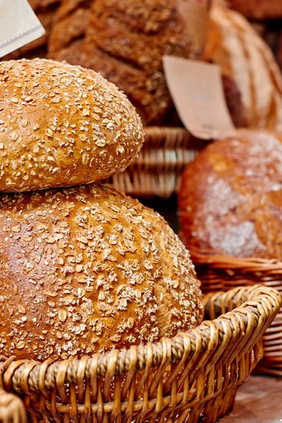 Состав с хлебом в плетеной корзине — стоковое фото