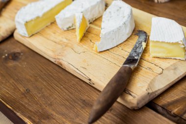 büyük delikler ve bıçak ile peynir