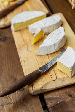büyük delikler ve bıçak ile peynir