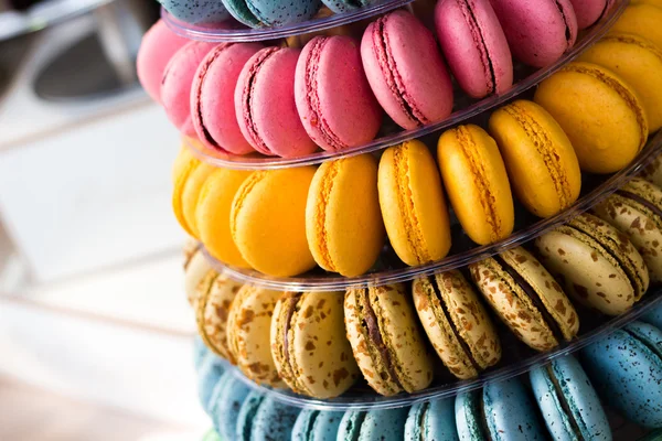 Macaroons na placa arredondada — Fotografia de Stock