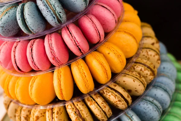 Macaroons na placa arredondada — Fotografia de Stock