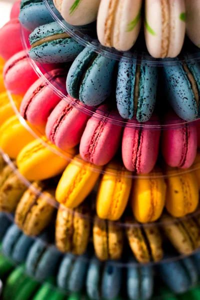 Macaroons na placa arredondada — Fotografia de Stock