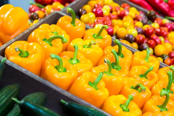 Yellow paprika peppers in supermarket. — Stock Photo, Image