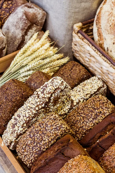 Свежий хлеб на полке — стоковое фото