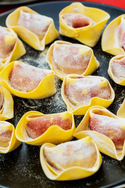 Surowy tortellini — Zdjęcie stockowe