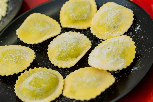 Ravioli pronto para cozinhar — Fotografia de Stock