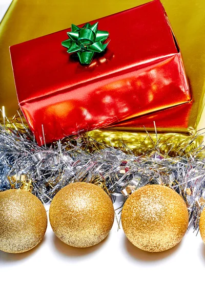 Bolas de Natal com decoração e presentes — Fotografia de Stock