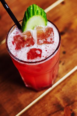 Serin kokteyl salatalık ile