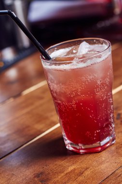 Güzel, taze, kireç ile kırmızı kokteyl