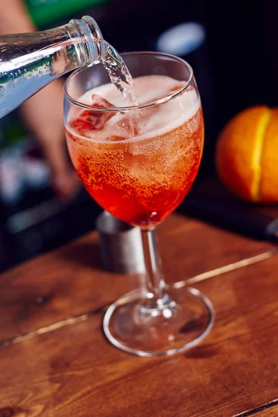 Cocktail met ijsblokjes — Stockfoto