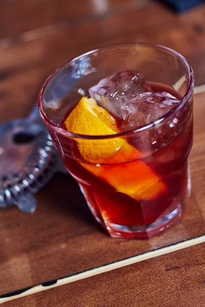 Vaso de refresco sobre mesa de madera — Foto de Stock