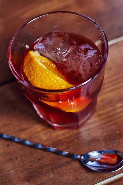 Verre de boisson gazeuse sur table en bois — Photo