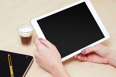Kadın mobil tablet tutar