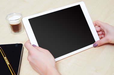 Kadın mobil tablet tutar