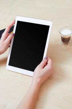 Kadın mobil tablet tutar
