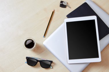 Mobil tablet, laptop ve iş nesneleri