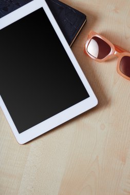 Mobil tablet ile defter ve gözlük