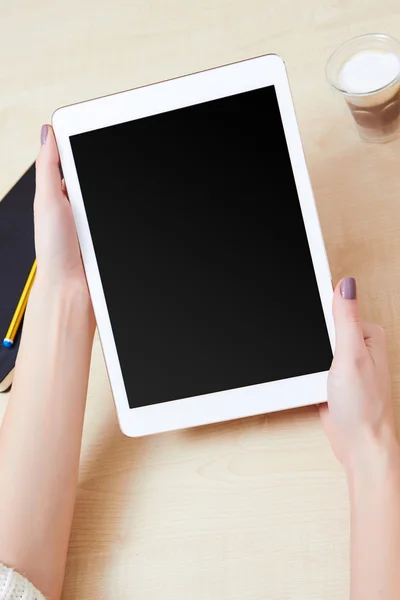 Frau hält mobiles Tablet in der Hand — Stockfoto