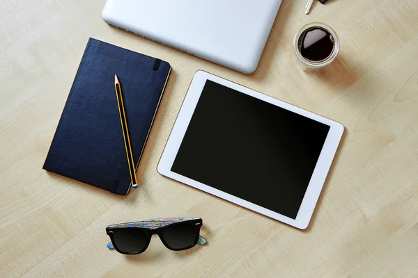 Tablet mobile, laptop e oggetti aziendali — Foto Stock