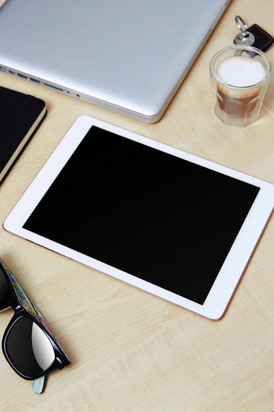 Tablet móvel, laptop e objetos de negócios — Fotografia de Stock