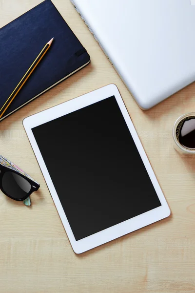 Tablet mobile, laptop e oggetti aziendali — Foto Stock