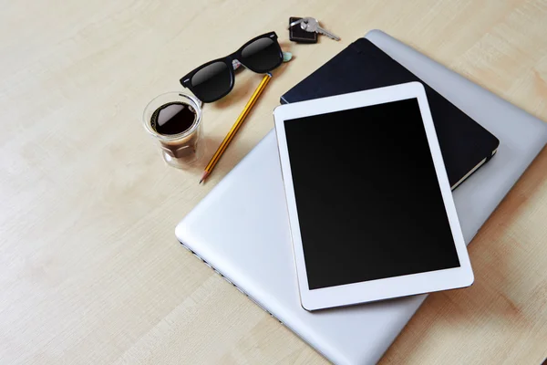 Mobiles Tablet, Laptop und Geschäftsobjekte — Stockfoto