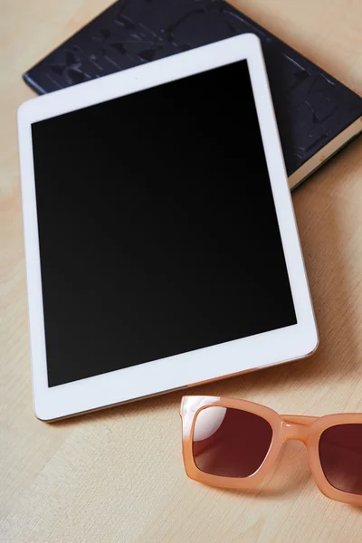 Tablette mobile avec ordinateur portable et lunettes — Photo