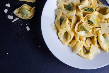 Ispanak ve ricotta tortellini