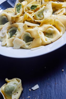 Ispanak ve ricotta tortellini