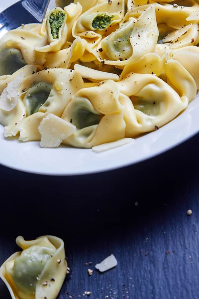 Tortellini med spenat och ricotta — Stockfoto