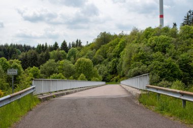 Bulutlu bir günde karayolu üzerinde köprü