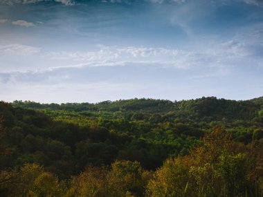 Sonbahar manzarası: Dağlardaki gölgeler
